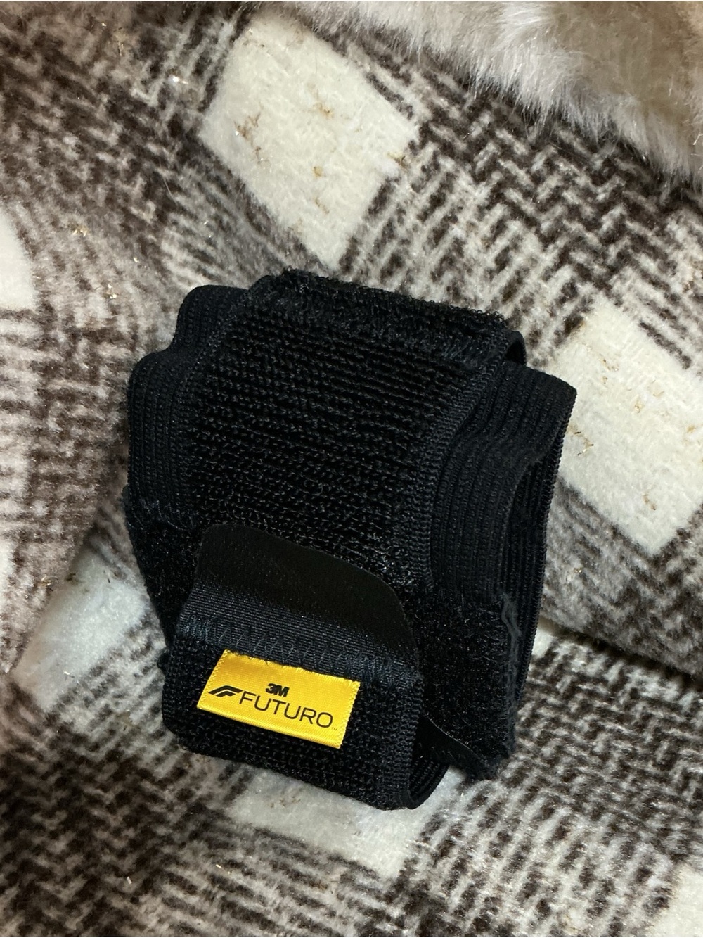 FUTURO BLACK VELCRO WRIST BRACE